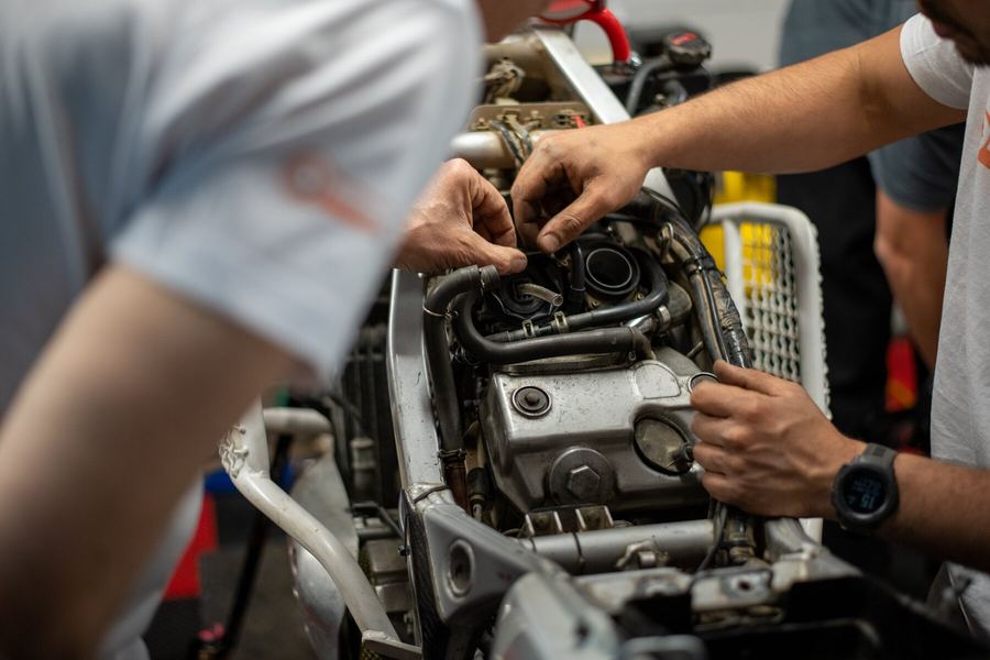 Mani al lavoro sul motore
